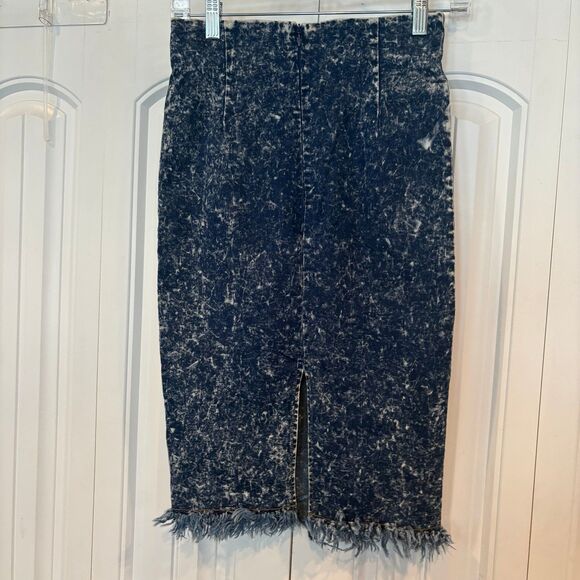 36 Point 5 Acid Wash Skirt Size Medium - Picture 2 of 11